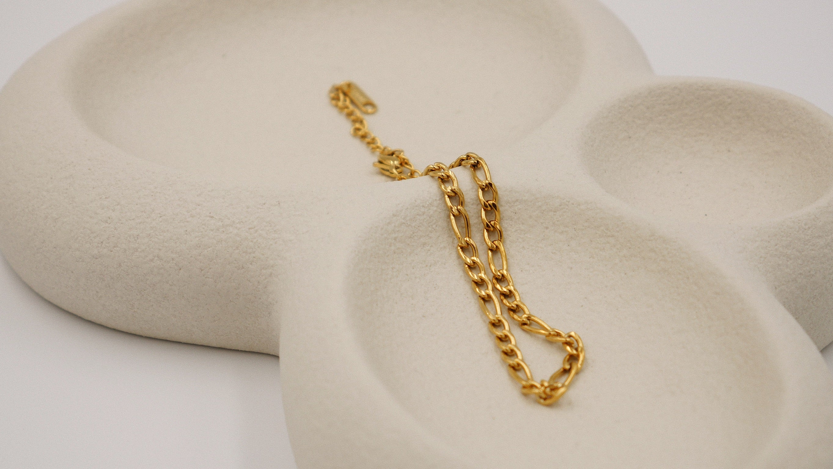 Sunna - Classic Gold Plated Bracelet with Oval Link Design