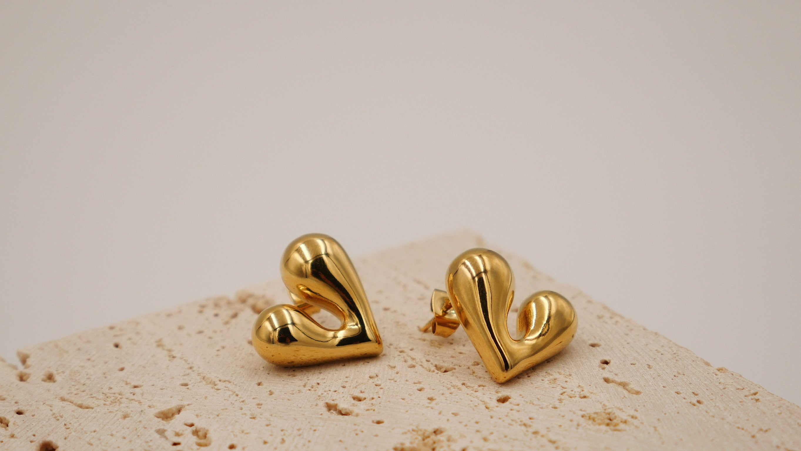 LOVE - Elegant Minimalist Heart Earrings - 18K Gold Plated Stainless Steel